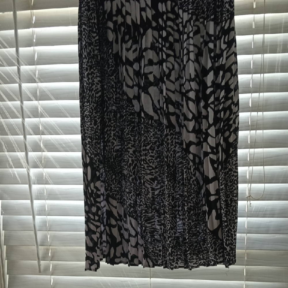 Elegant Black and Gray Patterned Skirt
